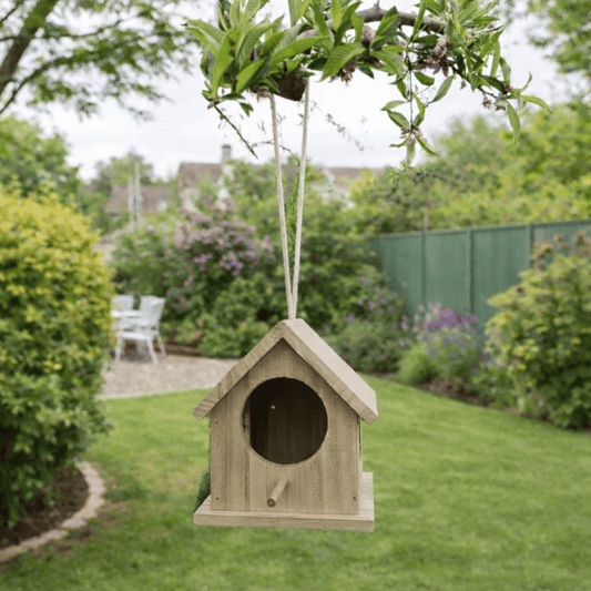 Nichoir pour oiseaux en bois naturel non traité, suspendu en extérieur dans un jardin verdoyant